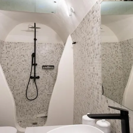 Outopoia Cave Apartmanhotel 4*