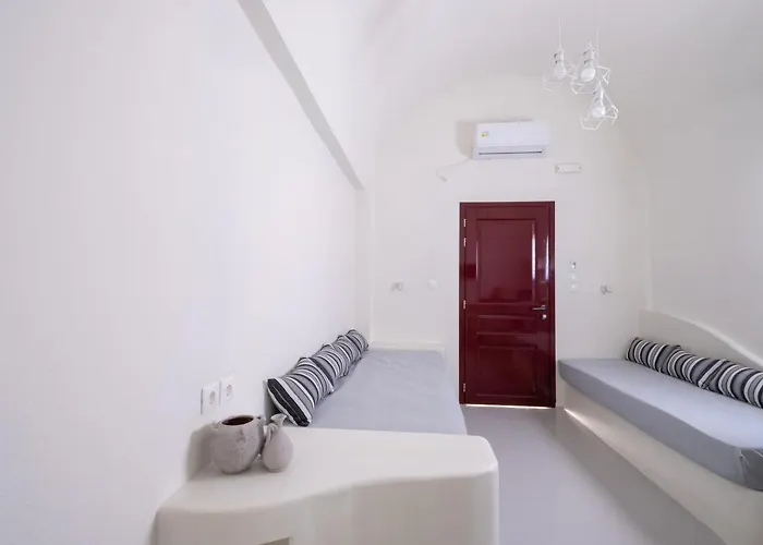 Outopoia Cave Aparthotel