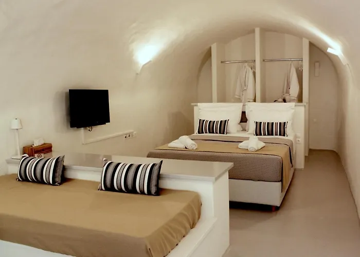Outopoia Cave Aparthotel 4*
