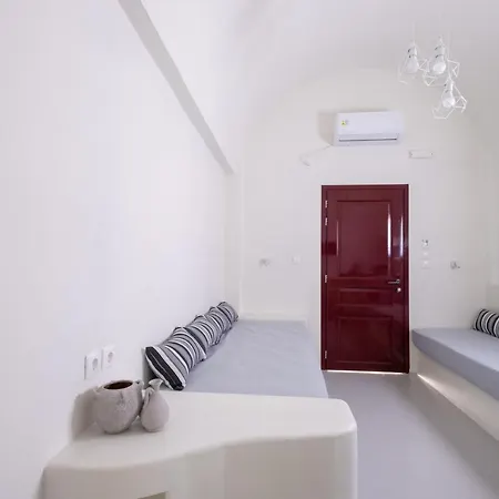 Outopoia Cave Aparthotel